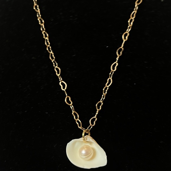 Pearl in seashell necklace! 🐚 handmade with love. Genuine freshwater pearl - Picture 3 of 3